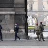 Cảnh sát Pháp tuần tra bên ngoài bảo tàng Louvre sau vụ tấn công. (Nguồn: AFP/TTXVN)
