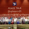 Cố vấn Nhà nước Aung San Suu Kyi (giữa) chụp ảnh với các đại biểu tại Hội nghị hòa bình ở Naypyitaw, Myanmar ngày 1/1. (Nguồn: EPA/TTXVN)