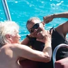 Ông Obama học lướt ván diều, chơi đùa cùng người bạn tỷ phú
