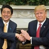 Ông Trump "gây sốt" bởi màn bắt tay lạ lùng với Thủ tướng Nhật