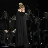 [Video] Adele nghẹn ngào, lỡ nhịp khi hát tưởng nhớ George Michael