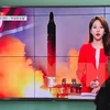 Người dân Hàn Quốc theo dõi trên truyền hình về vụ thử tên lửa của Triều Tiên tại nhà ga ở Seoul ngày 12/2. (Nguồn: AFP/TTXVN)