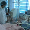 Một nạn nhân nguy cơ tử vong cao, đang được cấp cứu tại Bệnh viện Đa khoa tỉnh Lai Châu.( Ảnh: Công Hải/TTXVN)