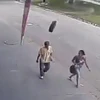 [Video] Người đi bộ suýt mất mạng vì bị lốp xe văng trúng đầu