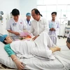 Lãnh đạo Sở Y tế Thành phố Hồ Chí Minh thăm sản phụ. (Ảnh: Phương Vy/TTXVN)