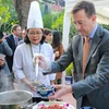 Ngài Đại sứ Pháp tại Việt Nam Bertrand Lortholary thử sức với món phở truyền thống của Việt Nam trong một sự kiện hồi tháng 12/2016. (Ảnh: Minh Sơn/Vietnam+)
