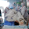 Các bác sỹ điều trị cho một bệnh nhân nhiễm virus cúm gia cầm H7N9. (Nguồn: Getty)