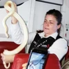 Nữ tiếp viên dũng cảm bắt con rắn. (Nguồn: AP)