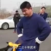 Võ sư kungfu gây kinh ngạc khi dùng bộ phận nhạy cảm kéo 7 xe ôtô