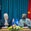 Đại sứ Australia, ông Craig Chittick, và Giám đốc Quốc gia Ngân hàng Thế Giới tại Việt Nam Ousmane Dione ký thỏa thuận đối tác mới. (Nguồn: Vietnam+)