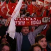 Những người ủng hộ Tổng thống Recep Tayyip Erdogan míttinh sau khi kết quả trưng cầu dân ý được công bố, tại Ankara ngày 16/4. (Nguồn: EPA/TTXVN)