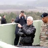 Phó Tổng thống Mỹ Mike Pence thăm làng đình chiến Panmunjom. (Nguồn: Reuters) 