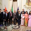 Đại sứ Cao Chính Thiện và Hiệu trưởng Đại học Brescia, ông Maurizio Tira chụp ảnh lưu niệm cùng các sinh viên, nghiên cứu sinh Việt Nam. (Ảnh: Ngự Bình/Vietnam+)