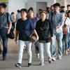Khách du lịch Trung Quốc tới sân bay quốc tế Incheon ở Hàn Quốc ngày 27/9/2012. (Nguồn: YONHAP/TTXVN)