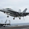 Máy bay chiến đấu F/A-18F Super Hornet hạ cánh xuống tàu sân bay USS Carl Vinson. (Nguồn: AFP/TTXVN)