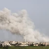 Khói bốc lên sau các cuộc không kích ở Daraa, Syria. (Nguồn: AFP/TTXVN)