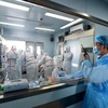Bệnh nhân nhiễm virus H7N9 được điều trị tại một bệnh viện ở Vũ Hán, Hồ Bắc (Trung Quốc) ngày 12/2. (Nguồn: AFP/TTXVN) 