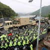 Xe chở hệ thống THAAD vào khu vực lắp đặt ở Seongju ngày 26/4. (Nguồn: AFP/TTXVN)