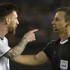 Messi được cho là đã có những lời lẽ xúc phạm vị trợ lý trọng tài Emerson Augusto . (Nguồn: AFP)