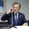 Ông Moon Jae-In nhận báo cáo qua điện thoại từ Chủ tịch Hội đồng tham mưu trưởng liên quân Hàn Quốc, Tướng Lee Sun-jin tại Seoul ngày 10/5. (Nguồn: Yonhap/TTXVN)