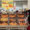 Khách hàng lựa chọn hoa quả tại siêu thị ở Moskva (Nga). (Nguồn: THX/ TTXVN)