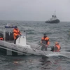 Các nhân viên cứu hộ tìm kiếm thi thể các nạn nhân trong vụ tai nạn máy bay trên Biển Đen ngày 25/12/2016. (Ảnh: EPA/TTXVN)