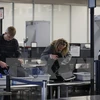 Hành khách làm thủ tục kiểm tra an ninh tại sân bay quốc tế Fort Lauderdale-Hollywood, bang Florida, Mỹ. (Nguồn: AFP/TTXVN)