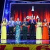 Chủ tịch nước Trần Đại Quang và Chủ tịch Quốc hội Nguyễn Thị Kim Ngân với các tác giả đoạt giải A. Ảnh: Minh Quyết - TTXVN