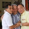Ba thầy trò ôm chặt nhau sau 36 năm xa cách. (Ảnh: Huy Đồng/Vietnam+)