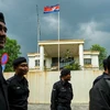 Cảnh sát Malaysia canh gác trước cửa Đại sứ quán Triều Tiên tại Kuala Lumpur. (Nguồn: theatlantic.com)