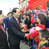 Chủ tịch nước Trần Đại Quang và Phu nhân với cán bộ Đại sứ quán và đại diện cộng đồng người Việt tại Lễ đón chính thức ở sân bay Vnukovo 2. (Ảnh: Nhan Sáng/TTXVN)