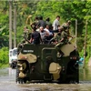 Quân đội Sri Lanka giúp đỡ người dân ở vùng lũ. (Nguồn: AP)