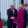 Tổng thống Mỹ Donald Trump ngượng ngùng vì bị “từ chối” bắt tay