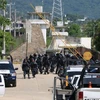 Lực lượng cảnh sát bao vây nhà tù. (Nguồn: Reuters)