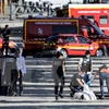 Cảnh sát phong tỏa đại lộ Champs-Elysees ở Paris sau vụ xe ôtô lao vào xe cảnh sát ngày 19/6. (Nguồn: AFP/TTXVN)