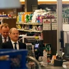 Nhà chức trách Đức thị sát tại hiện trường vụ tấn công bằng dao ở siêu thị thuộc Hamburg, ngày 29/7. (Nguồn: EPA/TTXVN) 