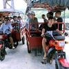 Xe tuk-tuk là phương tiện vận chuyển khách du lịch chính trên một số xã đảo ở Vân Đồn. (Ảnh: Văn Đức/TTXVN)