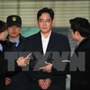 Phó Chủ tịch Tập đoàn Samsung Lee Jae-Yong (giữa) tới văn phòng công tố ở Seoul ngày 18/2. (Nguồn: AFP/TTXVN)