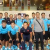 Cầu thủ và Ban huấn luyện U22 Việt Nam chụp ảnh lưu niệm tại Sân bay quốc tế Kuala Lumpur. (Ảnh: Hoàng Nhương/TTXVN)
