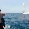 Nhà lãnh đạo Triều Tiên Kim Jong-un thị sát một vụ phóng thử tên lửa từ tàu ngầm. (Nguồn: Reuters/TTXVN)