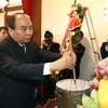 Thủ tướng Nguyễn Xuân Phúc thăm và đặt hoa tại khu tưởng niệm Chủ tịch Hồ Chí Minh. (Ảnh: Thống Nhất/TTXVN)