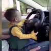 Bố mẹ bị chỉ trích vì để cô con gái nhỏ lái xe ôtô trên đường