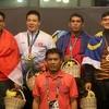 Vận động viên Nguyễn Văn Trí (thứ hai từ trái sang) nhận huy chương vàng. (Ảnh: Quốc Khánh/TTXVN)