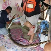 Giải cứu 2 cha con, nhân viên cứu hộ bị chú trăn lớn cắn vào chân