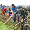 Học sinh Lào tham gia lao động cùng đoàn nhân dân địa phương trong khuôn khổ chương trình. (Ảnh: Ngọc Thạch/Vietnam+)