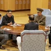 Nhà lãnh đạo nước này Kim Jong-un (thứ hai, trái) đã tiến hành cuộc họp với Bộ Chính trị Ủy ban Trung ương Đảng Lao động Triều Tiên. (Nguồn: YONHAP/TTXVN)