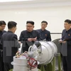 Nhà lãnh đạo Triều Tiên Kim Jong-un (thứ 3, phải) kiểm tra quả bom H tại một địa điểm bí mật ngày 3/9. (Nguồn: EPA/TTXVN)