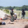 Binh sĩ Thái Lan điều tra tại hiện trường vụ đánh bom nhằm vào lực lượng tuần tra tại tỉnh Pattani, miền nam Thái Lan ngày 19/6. (Nguồn: AFP/TTXVN)