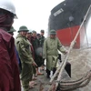 Lãnh đạo tỉnh Quảng Trị kiểm tra công tác neo đậu tàu thuyền tại âu cảng Cửa Việt. (Ảnh: Thanh Thủy/TTXVN)