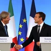 Tổng thống Pháp Emmanuel Macron (phải) và Thủ tướng Italy Paolo Gentiloni tại cuộc họp báo ở Lyon, Pháp ngày 27/9. (Nguồn: AFP/TTXVN)